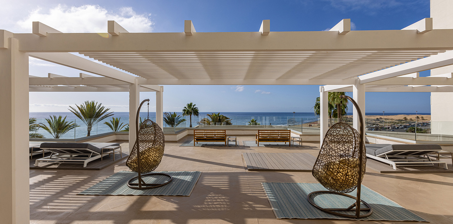  Emblematic image of the Unique solarium of the Corallium Dunamar by Lopesan Hotels in Playa del Inglés, Gran Canaria 